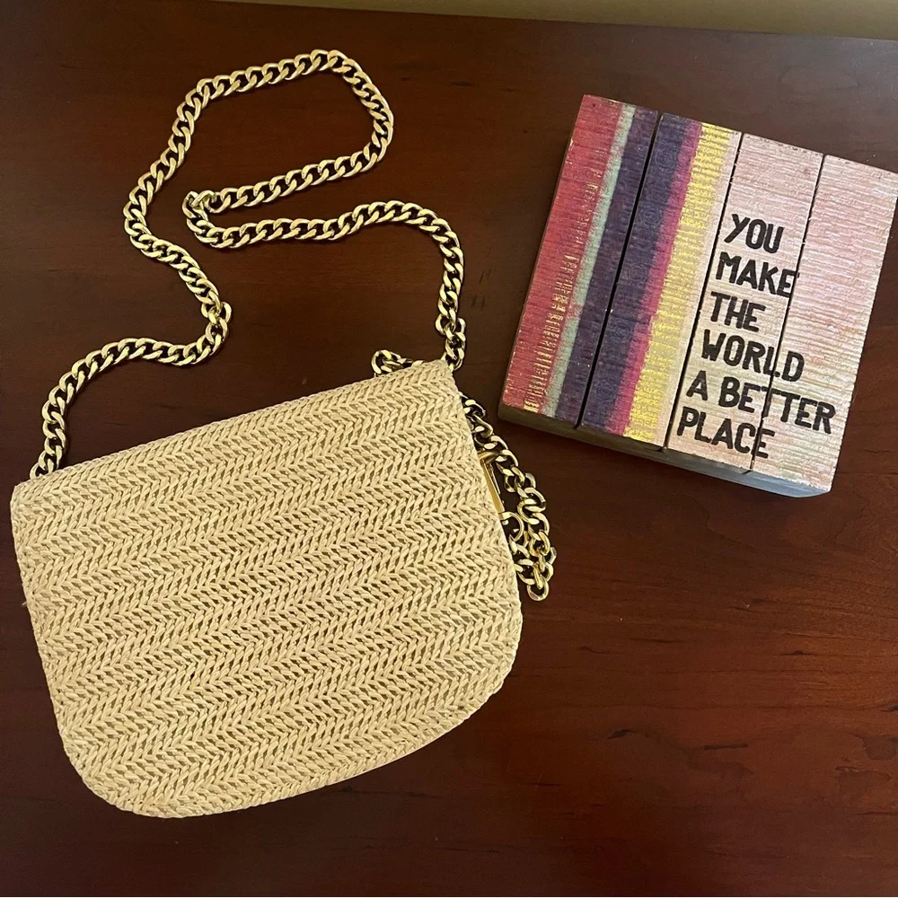 🧋Tan Woven Shoulder or Crossbody Purse w Gold Chain Strap & Secure Buckle